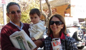 Abuelos chochos De la Inspección Oeste: Alejandro y Goldie Diez, muy orondos con la pequeña Trinidad Arenas.