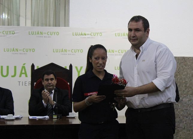 Una de las primeras mujeres en sumarse a los Bomberos Voluntarios de Luján es reconocida por el concejal Maurico Pacheco, del Frente para la Victoria.