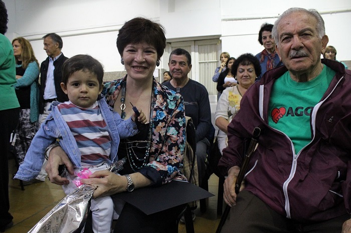 Mónica, la doctora sobresaliente, junto a su nieto y un paciente del programa que lleva adelante en Luján.