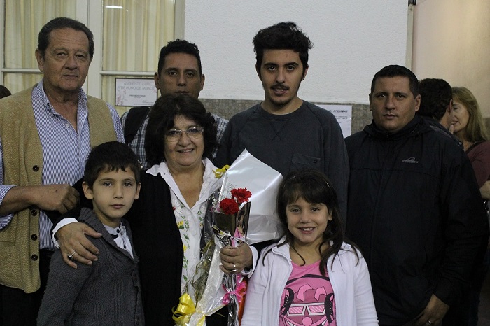La docente Amelia Chacón rodeada de su marido, hijos y nietos.