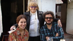 Andi Calderón, colaboradora de Correveidile; Gladys Duca, madre de la festejada y Ernesto Campos, meta y ponga al fernet.