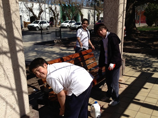 alumnos colegio san jorge cuidan la plaza