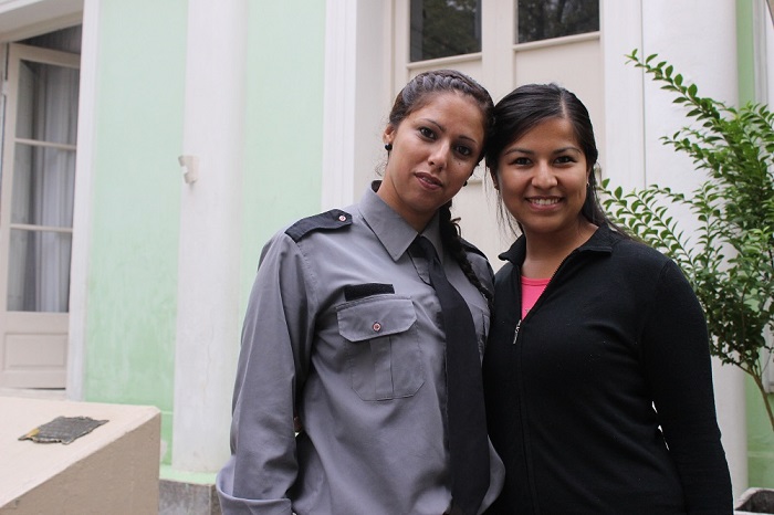 La inspectora de tránsito Flavia Cruz junto a su amiga Pamela Esquibel.