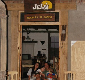 La familia Jelú en su nuevo local de la Panamericana. Vanesa, Maxi, Fede e Ignacio con