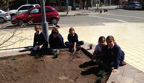 alumnos colegio san jorge en la plaza