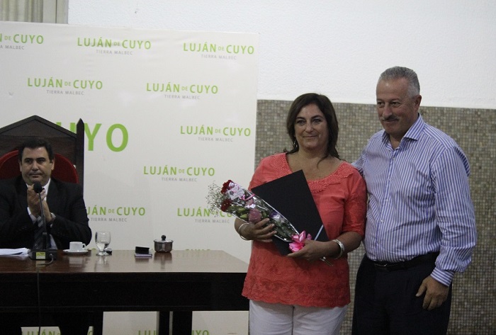 Adriana Sayavedra recibe la distinción en manos del concejal del Partido Demócrata Amado Mafauad.