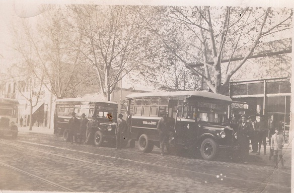 La empresa de ómnibus Paso de los Andes, de la familia Bauco, primera línea de pasajeros que conectaba nuestro pueblo con la ciudad de Mendoza.