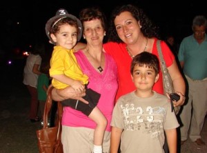 La abuela Alicia con Tomy en brazos, mamá Laura y Matías Gracia. Mientras el Guaro da clases.