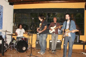Los antiguos integrantes de Perdón Nelson se juntaron a despuntar el vicio. Paila Peña, Didier en batería, Dadivan y Minchu Ruiz en guitarras, en un merecido descanso luego de la ajetreada labor en el Festival de la Tonada.