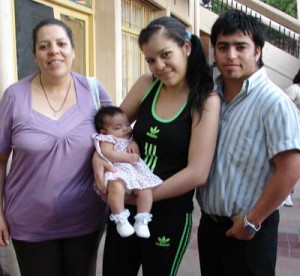 La orgullosa abuela Claudia Peña, Sofía Jara con Nicole en brazos y el papá Mario Rojas.