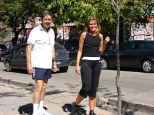 Sergio Pérez Diez y Ana María practican la saludable costumbre de salir a caminar.