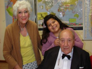 José Enrique con su hermana Nerina y su nieta.
