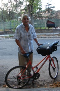 Martín es un titán. El zapatero del pueblo se moviliza en su bicicleta buscando y entregando su trabajo a domicilio.