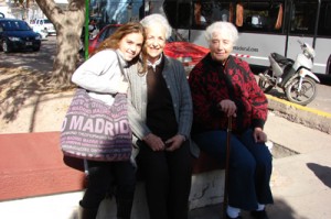 Abril Artero con sus abuelas.