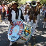 Mucha música en el recorrido de la banda Continental de Oruro, Bolivia.