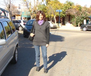 Silvia Fugazzotto emprende la diaria caminata de las compras para el  almuerzo familiar.