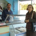 Marta Gómez elige el pescado de La Caleta de Chacras para agasajar a su familia. Pájaro Gabrielli recomienda y Sol Giaquinta trata de huir de la foto, más no lo logra.