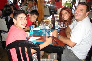 Facundo y Santiago con sus padres Vanina Medina y Daniel Martínez en feliz almuerzo vendimial.