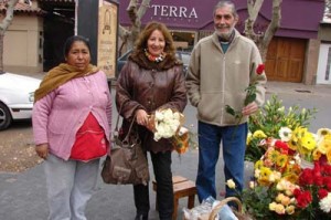 Encontramos a María Elena Rosas y a nuestro Compadre y editorialista Gabriel Gallar  flor en mano -¿para quién será?- comprándole a Marina, la florista institución de la esquina de Mitre y Newvbery, a la que luego se sumaron sus hijitos.