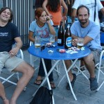 El Perilla, la Tuti Latour con el celular pegado a la oreja y otro amigo, cerveceando en la calle Viamonte.