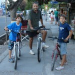 Gente que circula en bicicleta: Juan Agustín Filice, Jorge y Wence Fernández Conti.