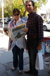 Marta Artaza y Diego Pérez Collman, de compras domingueras, pasaron a buscar su periódico preferido.