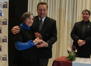 La Chelita –o María Elina Cocucci- recibe su Orden del Malbec del Dr. José Ianardi.