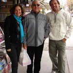 Vecinos platicadores. Marina y Jesús Jury hicieron una escala camino a casa para conversar con Sergio Mesa.
