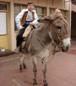 Elías Carió hizo su presentación a lomo de burro, gentileza de su abuelo Quirquincho, el gomero del pueblo, ahora de licencia.