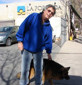 Tito Díaz y su perra Frida, enloquecida con Roberto, el macho del pueblo.