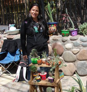 Leticia llegó con sus cactus y macetas de colores a la esquina del kiosco de diarios y desde allí enseña cómo cultivarlos.