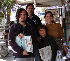 Dillon, el gran cliente Cáceres y la nueva vecina de calle Loria, Laura con su hijo.