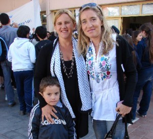 Mariana Ruiz y su hijo con Fabiana Díaz, listas p’la lectura.
