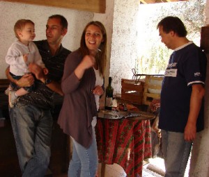 Asado dominguero. Fabián con Mateo en brazos, Leticia Navarría y el cuñado Federico Sayavedra.