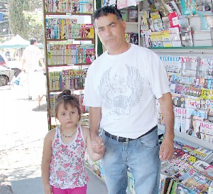 Luz Morena sale a pasear de la mano de su orgulloso abuelo Juan Pescara.