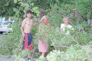 Adriana Dallapé tomó el toro por las astas – mejor dicho el árbol- y, junto a Patricia y Agustín, sacaron entre los tres las ramas caídas en calle Aguinaga.