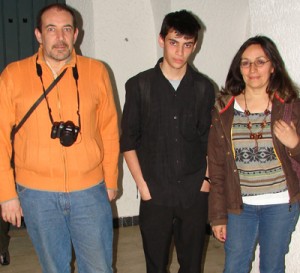 Osvaldo y Laura Brunetti con su hijo Augusto, el joven tecladista del coro Martín Zapata.
