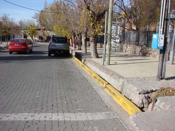 nueva señalización vial cordones amarillos