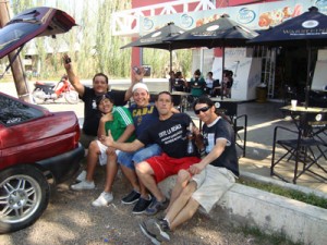 Chavelín festeja el domingo con sus amigos en la rotonda de los Bomberos de Luján.