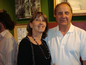Beatriz y el compañero Hugo Masiokas con el cuadro de su hijo Marcos detrás.