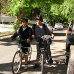 Madre e hijo deportistas. Jaime Ferreira y  Claudia Nazar eligen la bicicleta para volver a casa después del almuerzo del Día de la Madre.