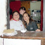 La chef autora de los manjares peruanos degustados y las mozas y Betty.