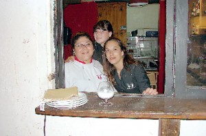 La chef autora de los manjares peruanos degustados y las mozas y Betty.