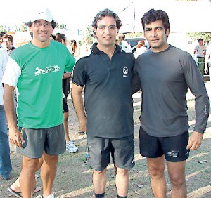 Turco Lemir con dos organizadores Gabriel Flores y el Negro Scollo.