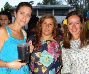Madres de la Teresa O’Connor. Verónica Pallavicino, Susana Chávez y en la fiesta de Sudamérica organizada en la escuela. Valentino Ianuzzi, en primer plano.