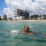 ¿StevenBauer???? No!!! es nuestro querido Albertico Rodríguez flotando plácidamente en las aguas de la península de Florida, Miami.