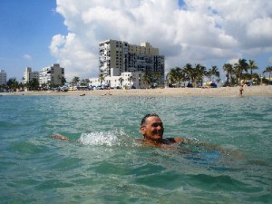 ¿StevenBauer???? No!!! es nuestro querido Albertico Rodríguez flotando plácidamente en las aguas de la península de Florida, Miami.