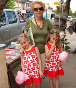Kuky Lúppoli, recordada maestra de la Teresa O'Connor, con sus nietas Antonia e Inés.