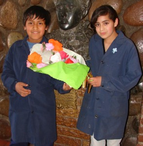 Diego Medina y Candela Pacheco, del 5º C de la tarde fueron los encargados de la ofrenda floral a la Patrona.