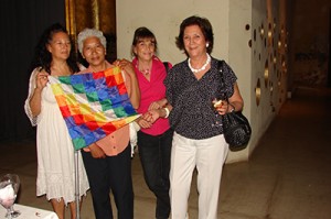 Nilda Mounier, Noemí Jofré -de la comunidad guarpe- zumeéc-, Petty Ortiz y la organizadora Julieta Gargiulo. En el medio, la Wipala, la bandera de los pueblos originarios de América del Sur.